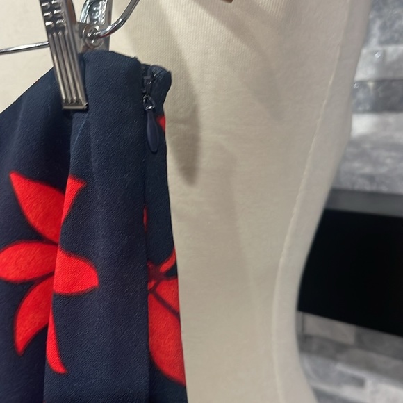 Banana Republic Floral Flare Skirt, Polyester, Lined, Navy Combo, Size 6 - Picture 4 of 8
